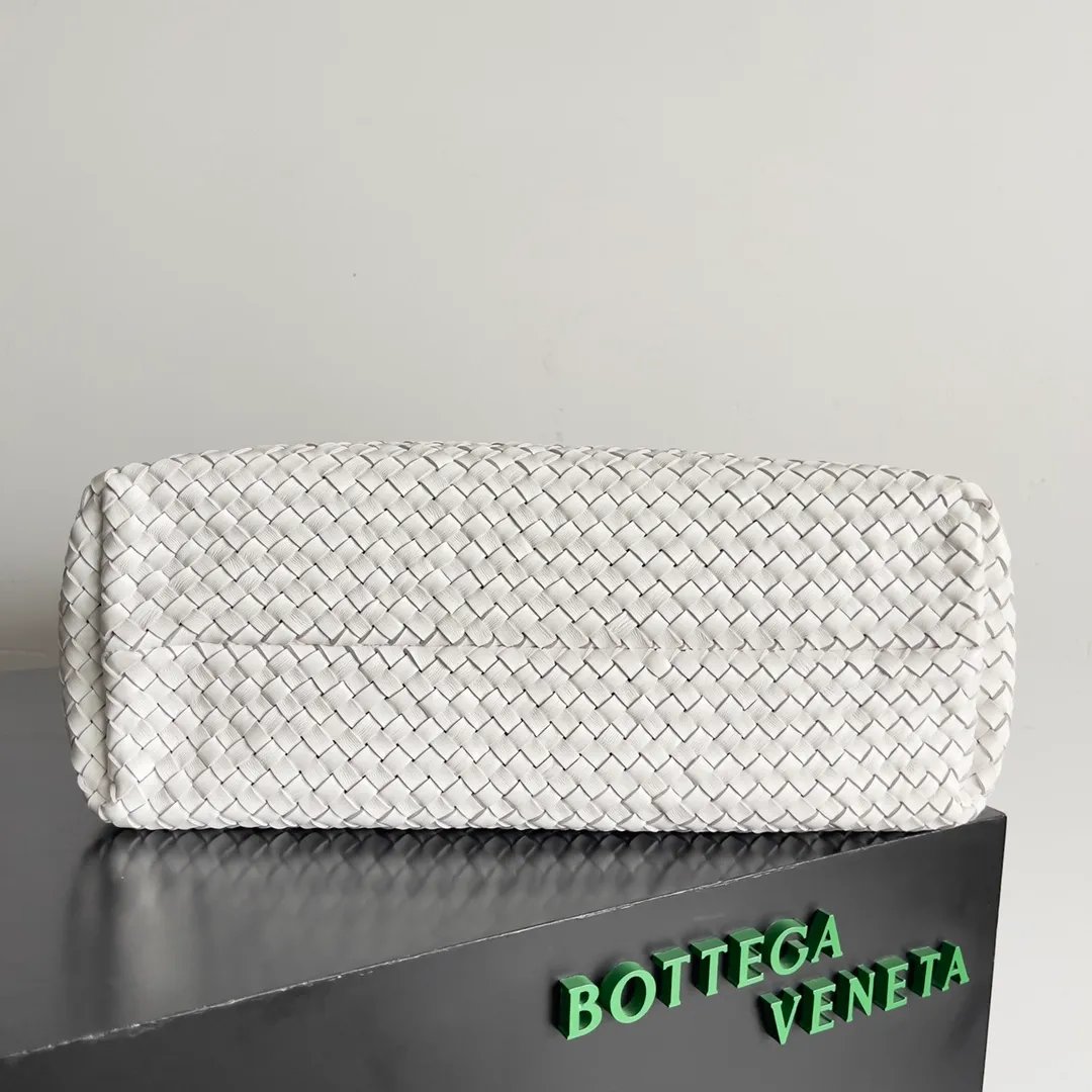 Batch 2860 Bottega Veneta CABAT large tote bag. A bag that can hold all your things. Bringing this bag to help your girlfriend dress on the date is a very gentlemanly performance. It is simple and relaxed, and yet romantic, 💗 Style number: 608811 Size: 51*18*28cm